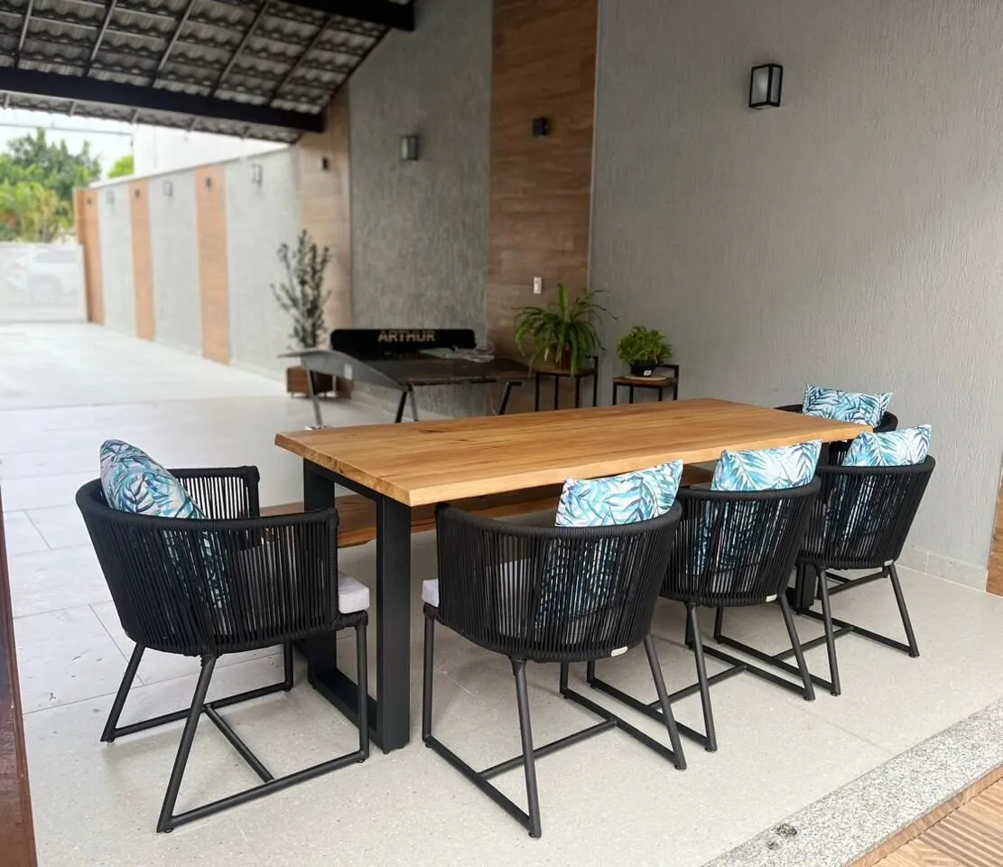 Conjunto de Mesa de Jantar de Madeira e Cadeira Leblon